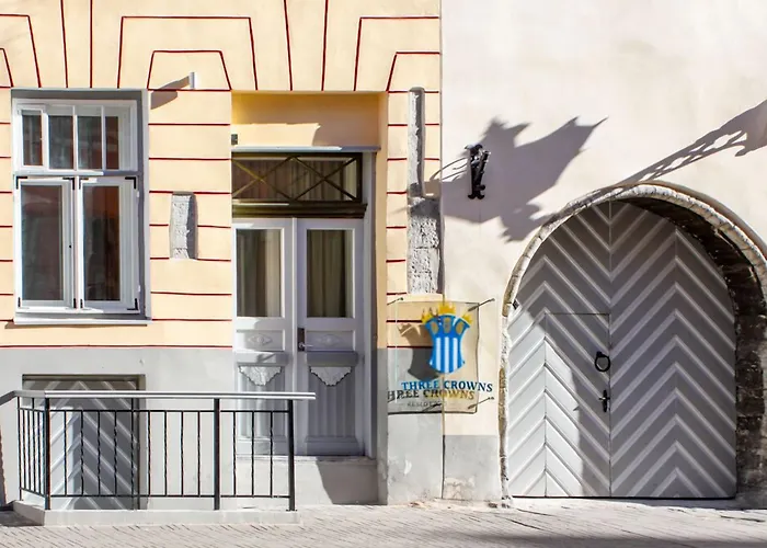 Cheap hotel: Three Crowns Residents