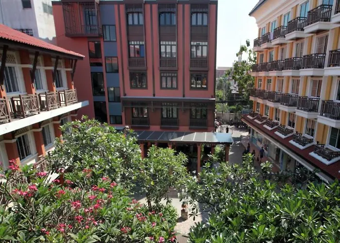 B&B only: Rambuttri Village Plaza