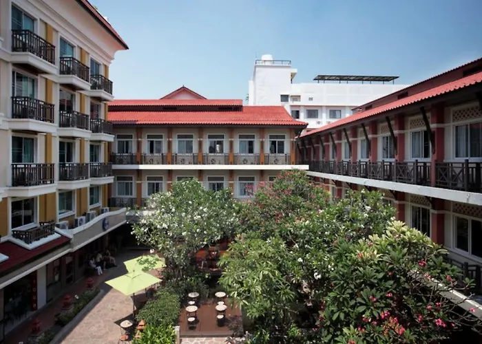 B&B only: Rambuttri Village Plaza