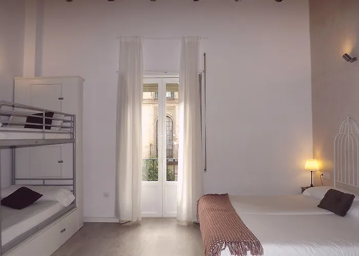 Hotel near College: Isa Sevilla