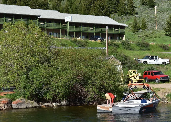 Lake View Suites