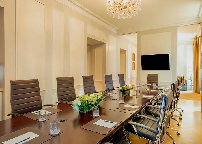 Family Hotel: The Plaza