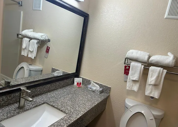 Motel: Econo Lodge Topeka At Wanamaker