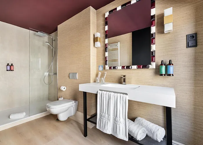 Hotel: One Shot Luchana