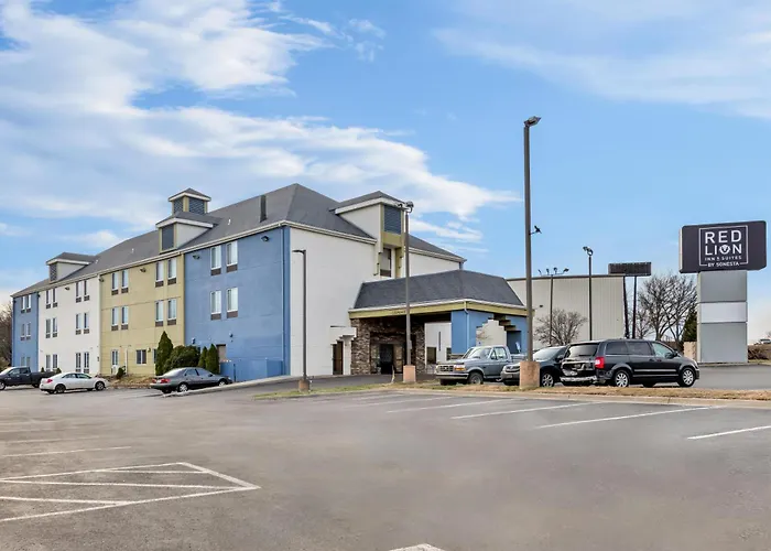 Central hotel: Red Lion Inn & Suites Blue Springs