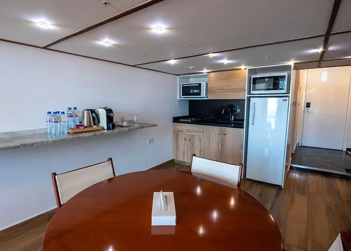 Hotel with pool: Lancaster Eden Bay