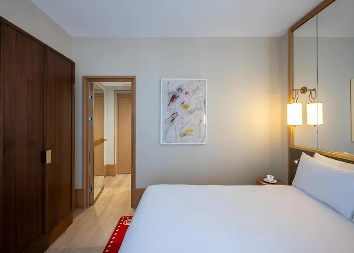 Hotel romantico: Le Belgrand Hotel Paris Champs Elysees, Tapestry By Hilton