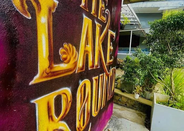 Family Hotel: The Lake Round Guest House