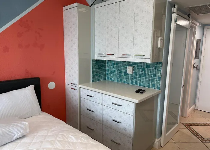 Beach hotel: Ocean Front Units At Miami Beach