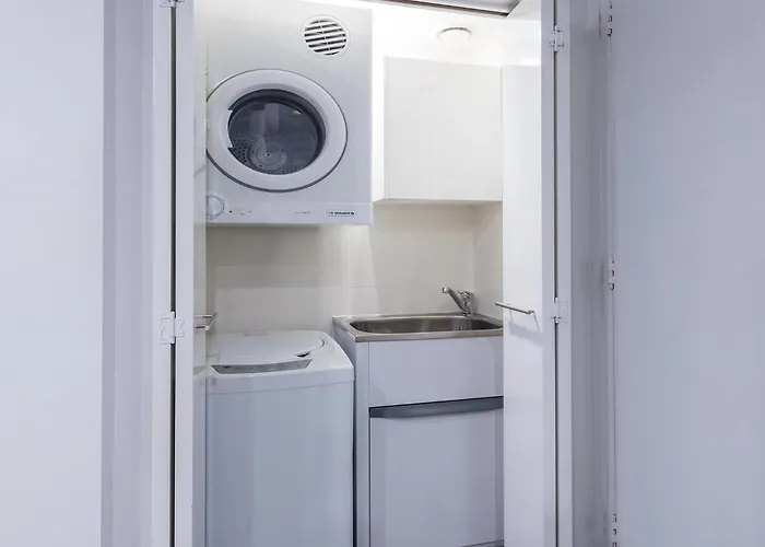 Hotel near College: Meriton Suites Mascot Central