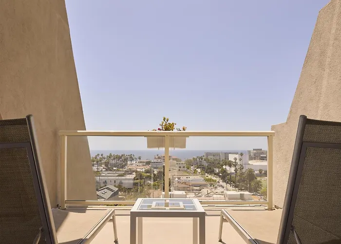 Pet Friendly hotel: Hyatt Centric Delfina Santa Monica