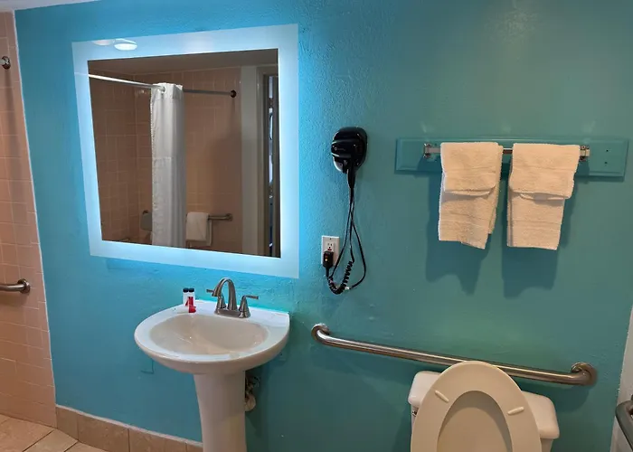 Pet Friendly hotel: Howard Johnson By Wyndham Ft. Myers Fl