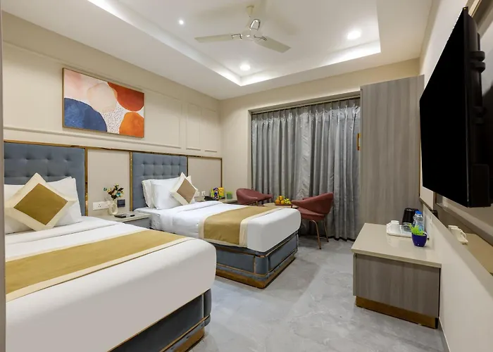 4 star hotel: Hotel Sapphire House - 3 Mins Walk From Metro And 5 Mins From Rail Station