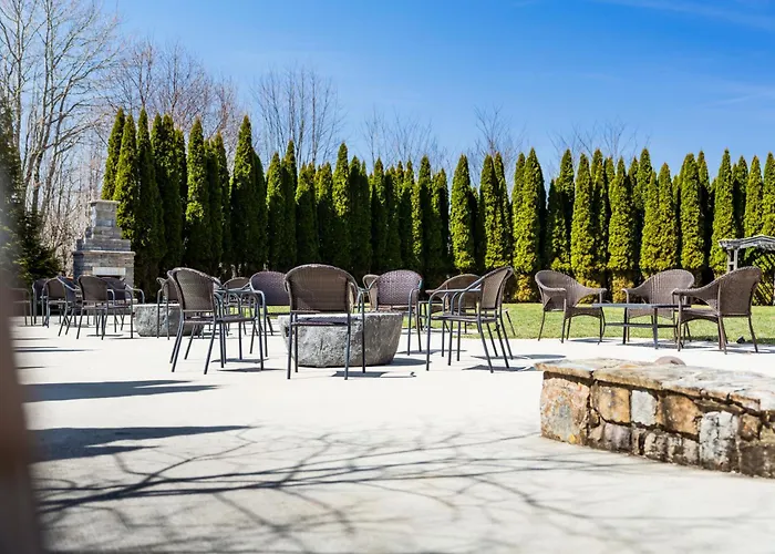 Pet Friendly hotel: Inn At Crestwood