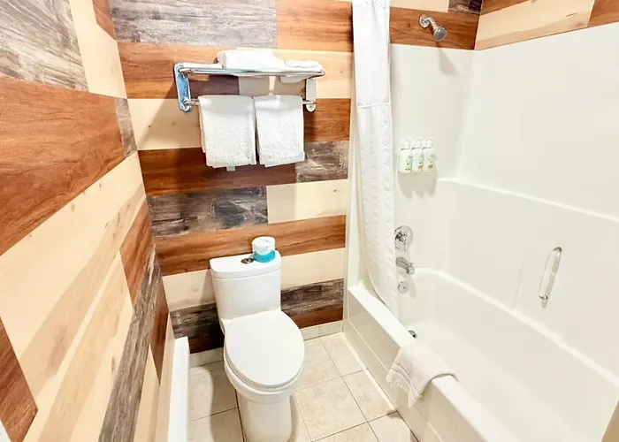 Travelodge By Wyndham Golden Sportsman Lodge