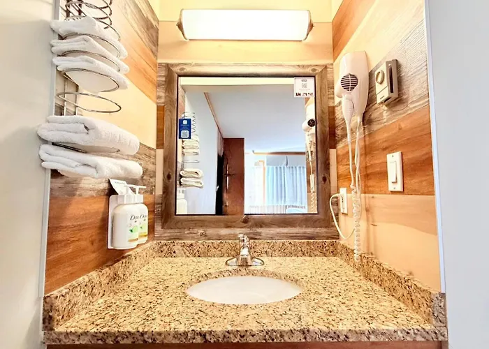 Travelodge By Wyndham Golden Sportsman Lodge
