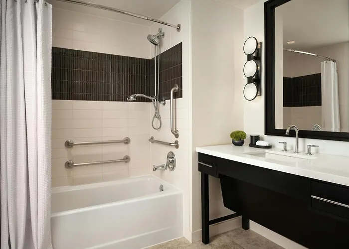 Hotels With Four Stars Loews Chicago