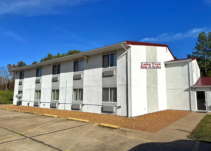 Lake Tree Inn & Suites
