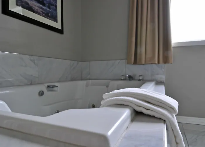 Travelodge By Wyndham Golden Sportsman Lodge