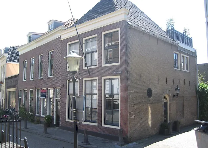 De Kamer Hiernaast