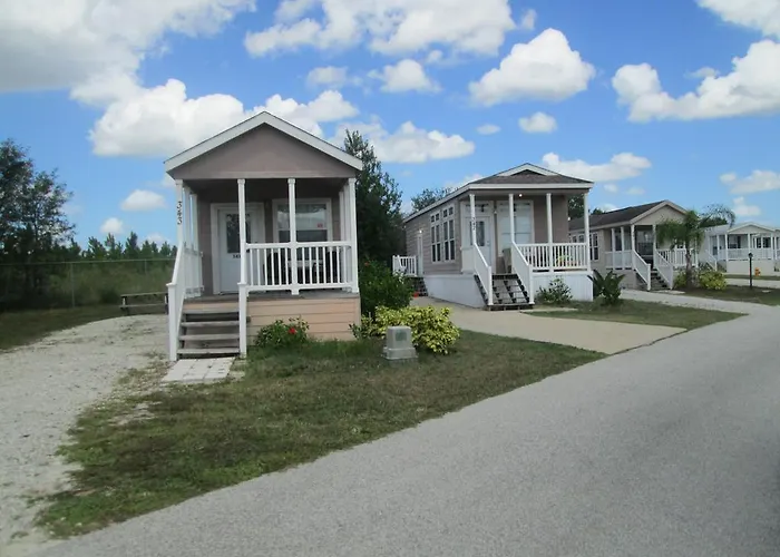 Family Hotel: Lake Magic Park Model 15