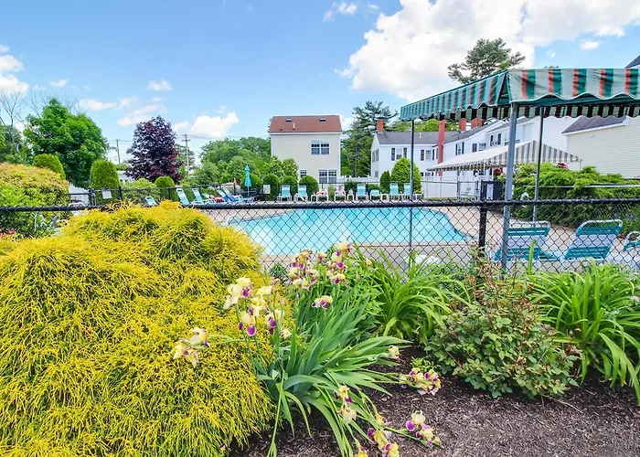 Holiday House Condominiums