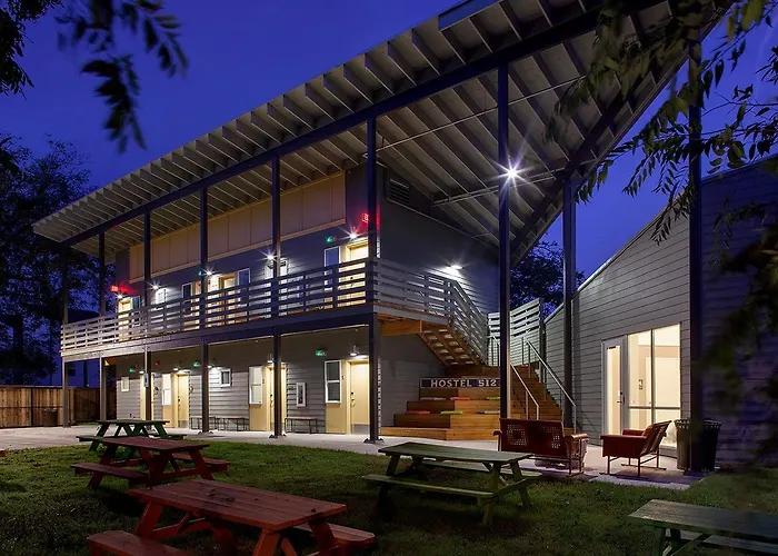 Hotel near College: Hostel 512