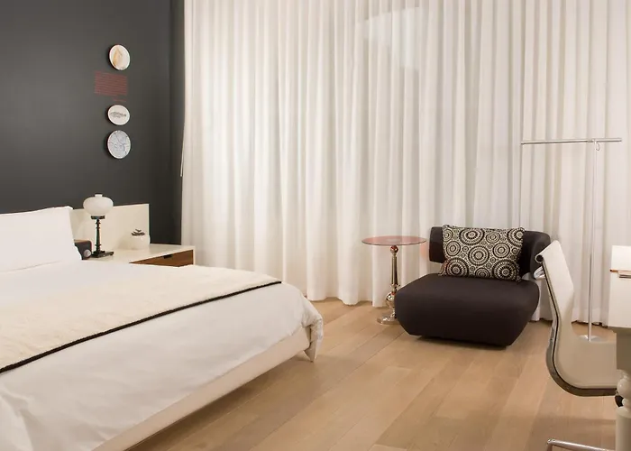 Ames Boston , Curio Collection By Hilton