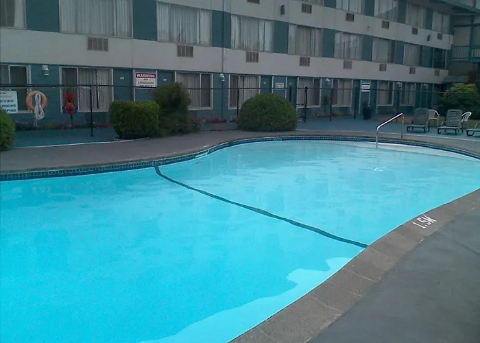 Howard Johnson By Wyndham Harbourside