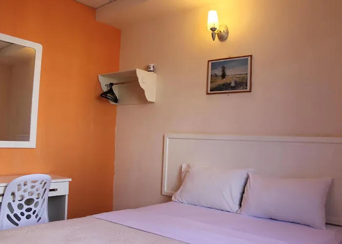 Victoria Hotel And Hostel