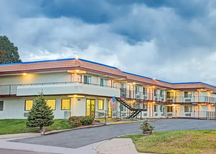 Cheap hotel: Knights Inn Aurora