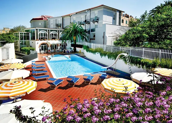 Riviera 3 Stelle Con Piscina Estiva Gratuita E Garage A Pagamento