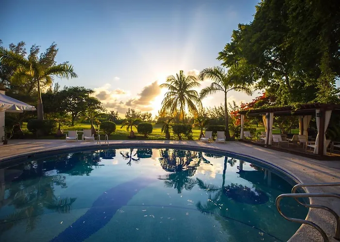 Las Gaviotas Hotel & Suites Cancun With Golf Course