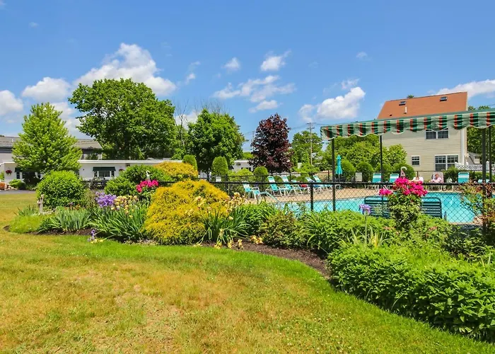 Holiday House Condominiums