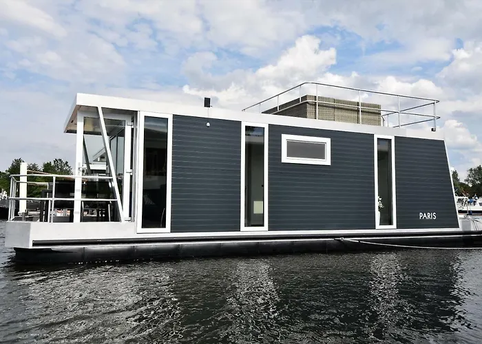 Cosy Floating Boatlodge, "Paris"