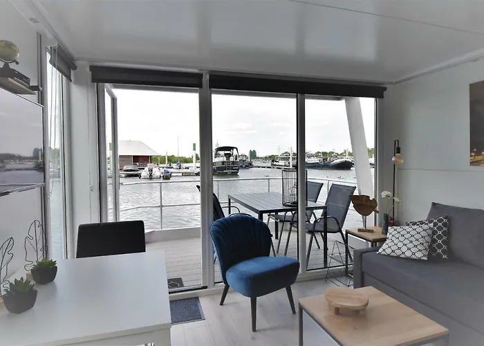 Cosy Floating Boatlodge, "Paris"