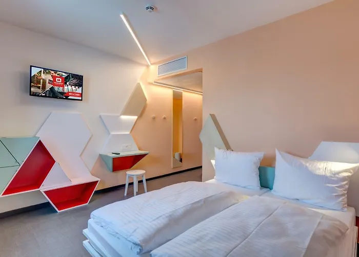 Hotel near College: Meininger Hotel Heidelberg Hauptbahnhof