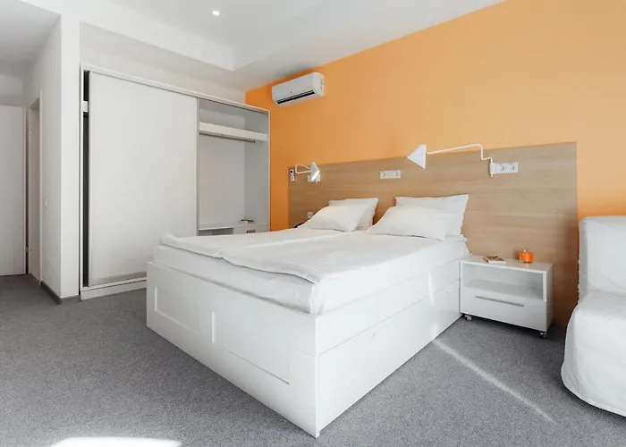 Hotels Close to Airport Orange